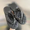 Yaz Deri Flip Flops Sandalet Düz Terlik Yuvarlak Toe Yüksek Kalite Slip Olmayan Kauçuk Sole Kadın Lüks Tasarımcılar Fsshion Sıradan Ayakkabı Fabrika Ayakkabı Boyutu 35-40