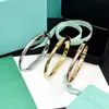 Pultlel bangle luxurys designer homens e mulheres charme pulseira meia trava de diamante com pulseira de tijolos microsetes de personalidade brilhante