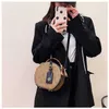 Butikshandväska Detaljhandel Grossist Baobao Damer 2023 New Single Shoulder Crossbody Bag Mode Letter Small Run Netizen Cake