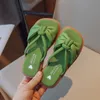 Pantofle dziecięce buty jednokolorowe klapki dziewczęce sandały prosty koreański styl letnie płaskie kapcie Open-toe księżniczka dziecko obuwie na co dzień 230710