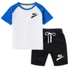 Completi di abbigliamento per ragazzi estivi Set di vestiti per neonati Set di vestiti sportivi per bambini T-shirt in cotone con giunzione Pantaloncini 2 pezzi Tute di marca per bambini piccoli