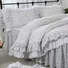 Set di biancheria da letto pastorale floreale volant set di lusso cotone principessa pizzo ricamato addensare copriletto Ropa De Cama gonna letto YYX