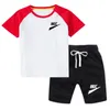 Completi di abbigliamento per ragazzi estivi Set di vestiti per neonati Set di vestiti sportivi per bambini T-shirt in cotone con giunzione Pantaloncini 2 pezzi Tute di marca per bambini piccoli