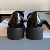 P Leren schoenen Loafers voor dames Instappers Dikke bodem Verhoogde metalen driehoek Logo Luxe Designer Lakleer Glanzend Mode All-match Gratis verzending