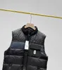 Autumn and winter presbyteria c word splicing down vest, standing collar windproof design, protect the neck from air leakage, the hem closing design is not air leakage.