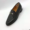 Zapatos de vestir Hombres Pisotear Mocasines perezosos Clásico Mujeres Diseñador plano Zapato casual Cuero de vaca Hebilla de metal Señora Letra de cuero Mules Princetown Zapatos Tamaño grande 35-46 con caja