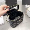 Évider en métal poignée supérieure Designer Vanity Box sac avec miroir matériel en métal doré Matelasse chaîne femmes étui cosmétique sac à main bandoulière épaule sac à main fourre-tout 19 cm