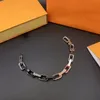 Halsband Europe America Fashion Halsband armband män kvinnor silver svart färgad metall graverad v bokstav blommönster tjock kedja juvelr