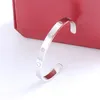 Un bracelet de bijoux de créateur classique Bracelet lettre C pour femmes Mode unisexe manchette vis en acier inoxydable plaqué or rose cadeau de fête de la Saint-Valentin