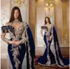 Robe de bal sirène en velours bleu royal col haut robe de soirée à manches longues plis élégants robes de soirée perles