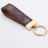 Keychains de grife masculino com cartas de fivela banhada a ouro portachiavi saco charme pingente pingente de couro keychain clássico para mulheres