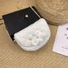 Le dernier petit sac à chaîne noir et blanc parfumé rétro selle caviar demi-lune couverture de sac français sac femme vente directe d'usine