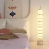 Kremowa lampa podłogowa w stylu netto czerwona sofa do salonu lampka nocna do sypialni dekoracja tykwy atmosfera pionowe światła dekoracja domu