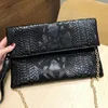 Kvällsväskor XMESSUN Snake Pattern Clutch Crossbody för kvinnor Mode Trendiga axelhandväskor och portmonnäer Dam Party Kuvertväska 230711