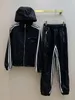 Luxuriöser Damen-Designer-Trainingsanzug, zweiteiliger Anzug, Frotteejacke, Hose, Sportbekleidung, dreieckiges Abzeichen mit Aufdruck, gestreifter Damen-Trenchcoat, elastische Taillenschiene