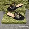 Paris Brand Designer Kvinnor Tofflor Sommarbrev Lyxmode Ny Halkfri platt sandal med öppna tår Platta dam två strandsandaler g Slide tory flip flops