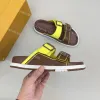 Designer Sandaler Herr Tofflor Trainer Mule Slides Sommar Utomhus Mode Sandal Spänne Metallic Läder Tofflor Strandsko med låda