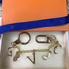 Högkvalitativ designer Keychain Luxury Brand Nyckelkedja för män Bil Keyring Women Buckle Keychains Väskor hänge utsökt gåva med låda och dammväska 18 färger