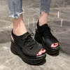 Sandalet 2023 Yaz Kadınlar Açık Toe Giyen Kadınlar Döküm Koyu Düz Renk Rahat Kalın Sole Sıradan Yamaç Topuk Kadın Ayakkabıları