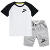 Sommarpojkkläder Set Baby Boys Kläder Set Sport Barn Kostym Skarva bomull T-shirt Shorts 2ST Spädbarn Barn Småbarn Märke Träningsoveraller