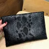 Kvällsväskor XMESSUN Snake Pattern Clutch Crossbody för kvinnor Mode Trendiga axelhandväskor och portmonnäer Dam Party Kuvertväska 230711