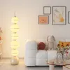 Kremowa lampa podłogowa w stylu netto czerwona sofa do salonu lampka nocna do sypialni dekoracja tykwy atmosfera pionowe światła dekoracja domu