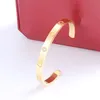 Un bracelet de bijoux de créateur classique Bracelet lettre C pour femmes Mode unisexe manchette vis en acier inoxydable plaqué or rose cadeau de fête de la Saint-Valentin