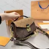 Damen-Designer-Tasche, schlichte Blumen-Umhängetaschen, PU-Handtasche mit Buchstaben, Hasp-Klappe, Innentasche mit Reißverschluss, Umhängetaschen, vielseitig einsetzbar