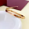En klassisk 4mm tunn designerarmband för kvinnor avancerade kärleksskruvarmband lyx mode armband 18k guld diamant smycken gåvor