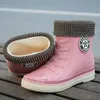 Regnstövlar Designer Mid Calf Regnstövlar Dam Gröna Vattentäta Skor För Regnig Dag Dam Rosa Päls Gummi Regnskor Kvinna Galoscher 230711