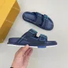 Designer Sandaler Herr Tofflor Trainer Mule Slides Sommar Utomhus Mode Sandal Spänne Metallic Läder Tofflor Strandsko med låda