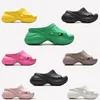 Paris designer sandaler klassiska 3D hål sockerkaka sula Logo Pool Slides bred fot tjocklek strand anti slip tjock sula lyxiga par tofflor