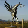 Freedom Flying Horse Statua in metallo Decorazione da giardino Cortile Scultura artistica a cavallo Kiss Horse Love Model Metal Figure Decor L230620