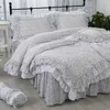 Set di biancheria da letto pastorale floreale volant set di lusso cotone principessa pizzo ricamato addensare copriletto Ropa De Cama gonna letto YYX