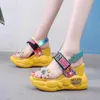 2022 New Women Summer Wedge Sandals شفافة PVC البلورية منصة مكتنزة الأحذية امرأة قوس قزح سميكة السفلية الصندل L230704