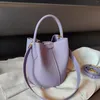 Kvällsväskor Noble Lavendel Lila Rund Bucket Tote Liten Elegant Kohud Läder Damaxel Crossbody Bag Mode Dam Hand