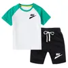 Completi di abbigliamento per ragazzi estivi Set di vestiti per neonati Set di vestiti sportivi per bambini T-shirt in cotone con giunzione Pantaloncini 2 pezzi Tute di marca per bambini piccoli