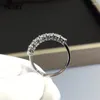 Pierścienie klastrowe 18-karatowe białe złoto platerowane okrągły doskonały szlif diamentowy Test przeszłość 0.7 Ct D kolor Moissanite pierścionek kobiety biżuteria ze srebra próby 925