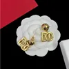 Brincos de latão retrô com design novo, letras, pérolas, pingentes, banhado a ouro 18 quilates, anti-alérgico, clipe de orelha para mulheres, joias de designer EE409