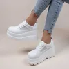 2023 NYHET White Wedge Sneakers Skor Plattform Andas ihåliga skor Chunky Platform Heel Pumps Skor Dam Klackar L230704