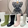 Botas femininas de chuva de borracha 2023 botas de cano alto entrelaçadas sapatos de luxo designer à prova d'água geléia TPU água bota de cano médio cano alto tênis de jardinagem