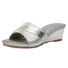 Tofflor Mode Golden Slide Sandaler 2023 Sommar Kvinnor Kilar Plattform Halkfria Flip Flops Strand Kvinnliga Skor Slides