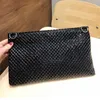 Akşam çantaları xmessun katlanabilir debriyaj çantası kadın moda zarfı elmas perçin omuz crossbody bileklik çantası 230711