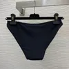 Maillot de bain de créateur de niche Le nouveau sexy slim 3 points rétro station balnéaire accessoires en métal collier de bikini fendu maillot de bain