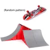 Juegos novedosos Finger Skate Park Kit Piezas de rampa con 1 Finger Skateboard Mini Scooter Escena para Finger Skateboard Training Props 230710