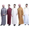 Abbigliamento arabo musulmano per uomo Il Medio Oriente Arabo Maschio Persone Abito Thobe Arabo Abaya islamico Abito Mens Kaftan Robe2401