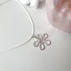 Collane con ciondolo Collana con ciondoli a fiori grandi astratti color argento con goccia di gioielli fatti a mano lunghi bianchi neri