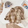 Camicie per bambini Camicie a maniche lunghe in plaid di moda per ragazzi in stile coreano 1 6 anni primavera autunno tasche in cotone sciolto Tops 230711