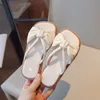 Pantofle dziecięce buty jednokolorowe klapki dziewczęce sandały prosty koreański styl letnie płaskie kapcie Open-toe księżniczka dziecko obuwie na co dzień 230710