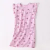 Pijama Menina Sweet Pink Strawberry Rabbit Design Vestido Crianças Pijama Night robe Tamanho 110 170 Mom Clothes Soft Qualidade Modelo Camisola 230711